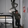 Ole Martin poserer på hostellet